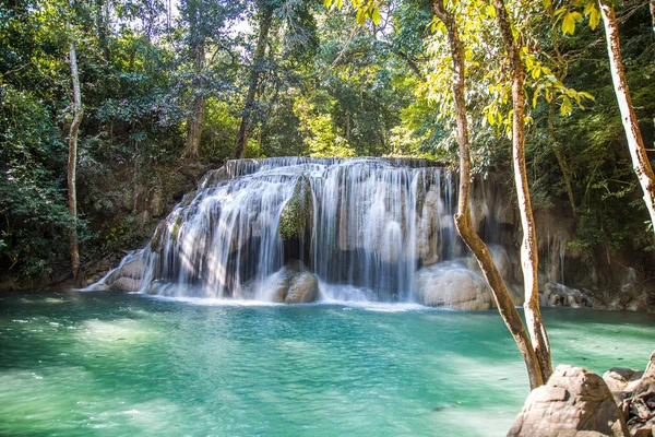 Erawan vista para a cachoeira em Kanchanaburi, na Tailândia — Fotografia de Stock