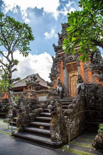 Bali Endonezya gölet ile Ubud tapınağı