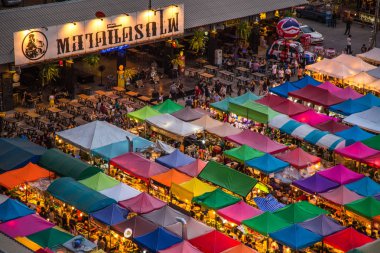 Bangkok Tayland Rotfai gece pazarı manzarası