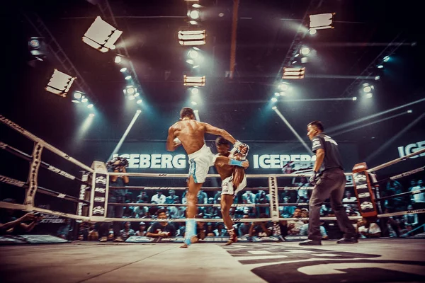 Muay tailandês lutando em Bangkok, na Tailândia — Fotografia de Stock
