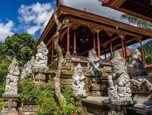 Templo de Ubud con estanque en Bali Indonesia —  Fotos de Stock