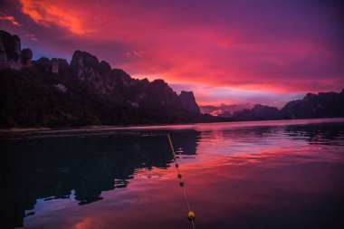 Tayland Khao Sok milli park manzarası