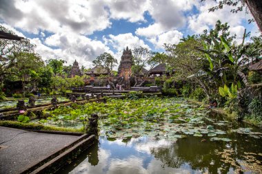 Bali Endonezya gölet ile Ubud tapınağı