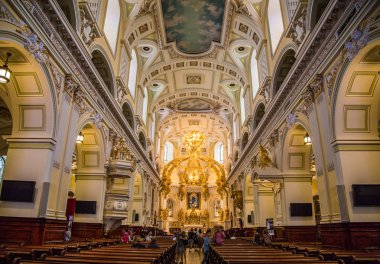 Kanada'da Quebec City sokaklarında Chateau Frontenac otel