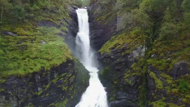 Wasserfall-Luftaufnahme in Bergen in Norwegen — Stockvideo