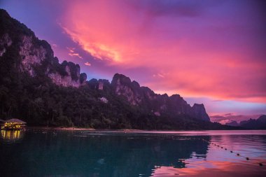 Tayland Khao Sok milli park manzarası