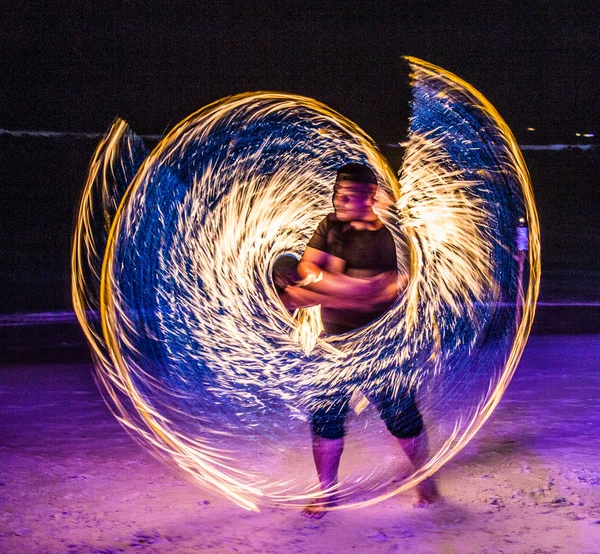 Tayland 'da Koh Samui sahilinde yangın gösterisi