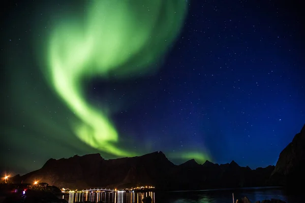 Cahaya utara di atas Reine di pulau Lofoten di Norwegia — Stok Foto
