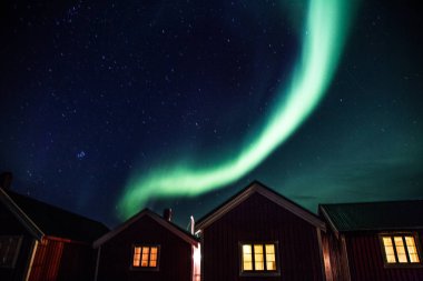 Norveç'te Lofoten adalarında Reine üzerinde Kuzey ışıkları