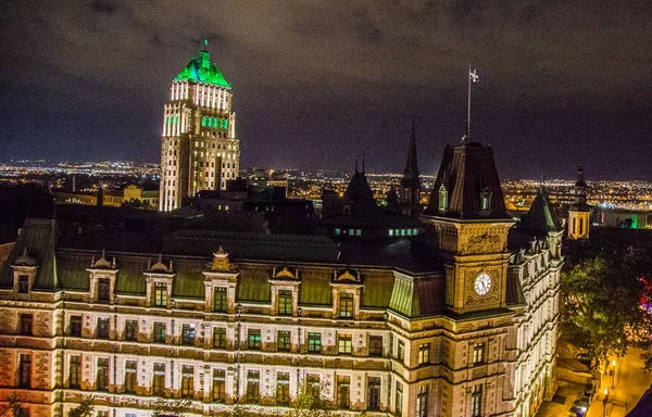 Kanada'da Quebec City sokaklarında Chateau Frontenac otel