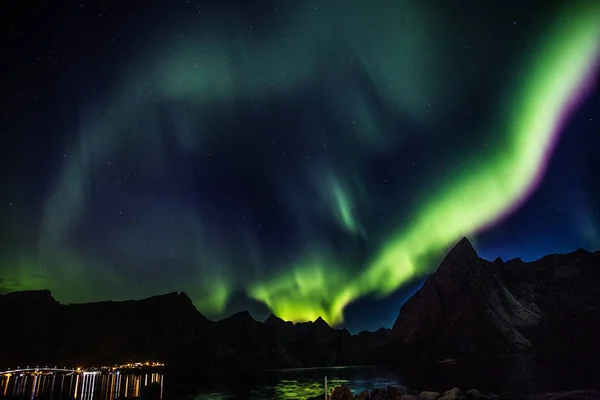 Luzes do norte acima de Reine em ilhas Lofoten na Noruega — Fotografia de Stock