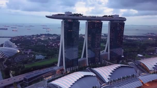 Marina baai en tuin aan de baai uitzicht vanuit de lucht in Singapore — Stockvideo