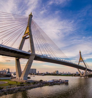 Bangkok Tayland gün batımında Bhumibol köprü manzarası