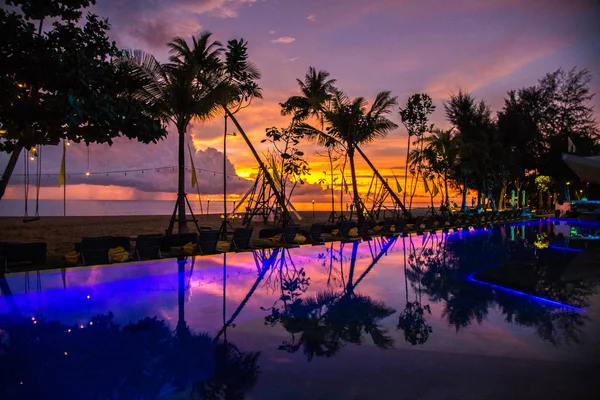 Khao Lak vue sur la plage au coucher du soleil, en Thaïlande — Photo
