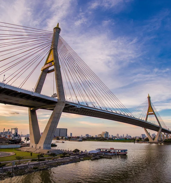 Bangkok Tayland gün batımında Bhumibol köprü manzarası