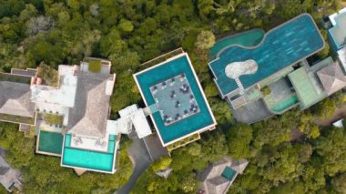 Phuket, Tayland 'daki villa ve sahil kulübü hava manzarası.