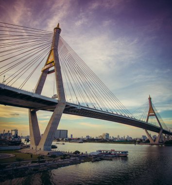 Bangkok Tayland gün batımında Bhumibol köprü manzarası