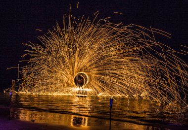 Tayland 'da Koh Samui sahilinde yangın gösterisi