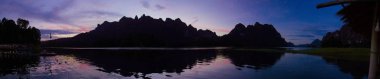 Tayland Milli Parkı Khao Sok göl manzarası