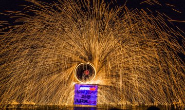 Tayland 'da Koh Samui sahilinde yangın gösterisi