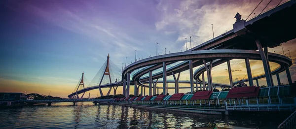 Vistas del puente de Bhumibol al atardecer en Bangkok Tailandia — Foto de Stock