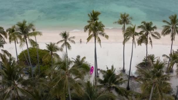 Wyspa plaża i jacht widok z lotu ptaka, Phuket, Tajlandia — Wideo stockowe
