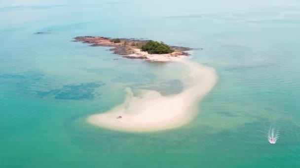 Playa de la isla y vista aérea del yate en Phuket, Tailandia — Vídeo de stock