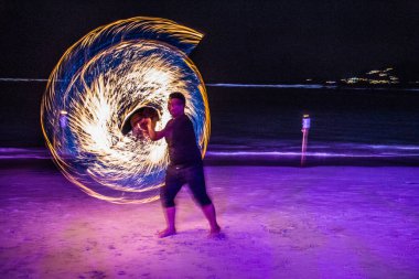 Tayland 'da Koh Samui sahilinde yangın gösterisi