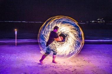 Tayland 'da Koh Samui sahilinde yangın gösterisi