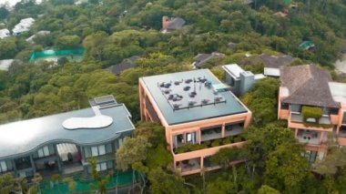 Phuket, Tayland 'daki villa ve sahil kulübü hava manzarası.