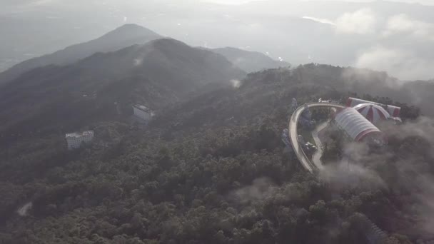 Bana Hills, pueblo francés y puente dorado, en el centro de Vietnam — Vídeo de stock