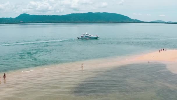 Островной пляж и вид с воздуха на яхту в Пхукете, Таиланд — стоковое видео
