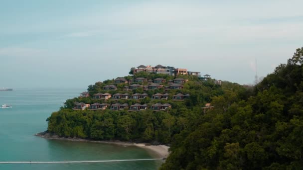 Phuket, Tayland 'daki villa ve sahil kulübü hava manzarası. — Stok video