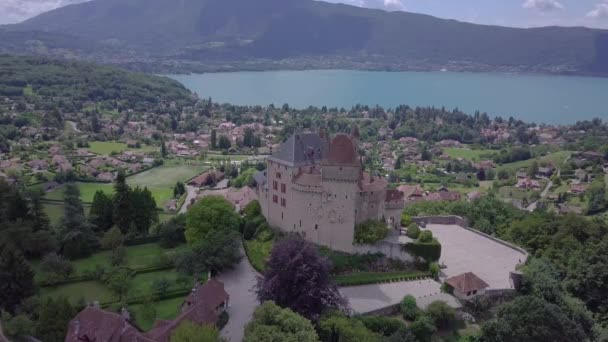 Lago Annecy y vista aérea del castillo en Francia — Vídeos de Stock