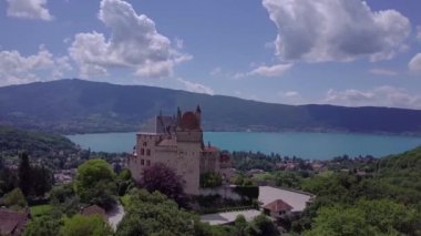 Fransa 'da Annecy gölü ve kale hava manzarası