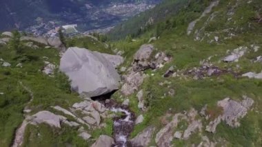 Fransa 'da Annecy gölü ve kale hava manzarası
