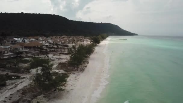 Koh Rong Island en het strand luchtfoto in Cambodja — Stockvideo