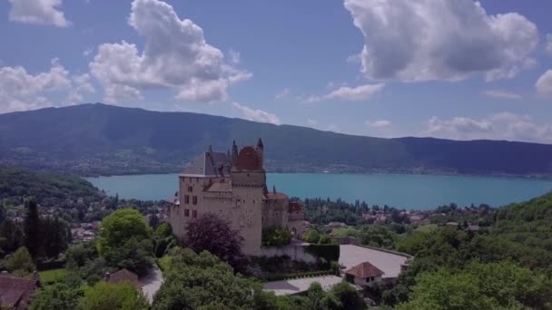 Annecy sjö och slott antenn utsikt i Frankrike — Stockvideo