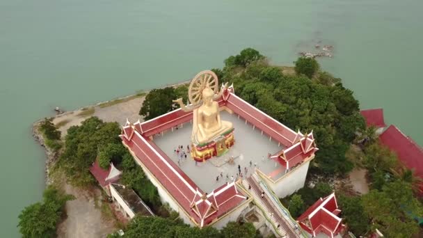Большой вид на статую Будды с воздуха в Пхукете, Таиланд — стоковое видео