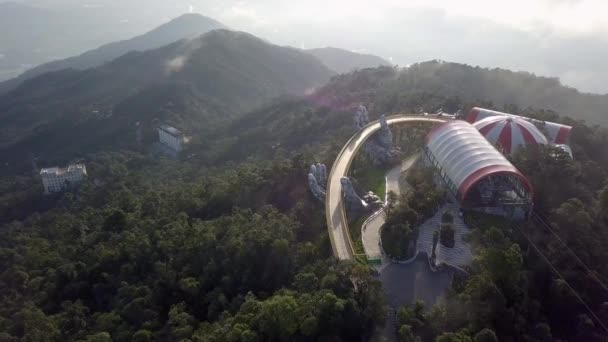 Bana Hills, pueblo francés y puente dorado, en el centro de Vietnam — Vídeo de stock