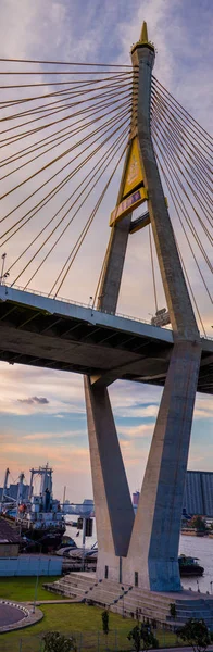 Vistas del puente de Bhumibol al atardecer en Bangkok Tailandia — Foto de Stock