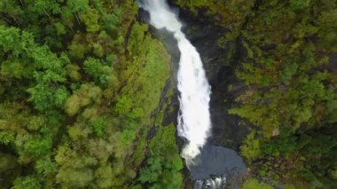 Norveç 'te Bergen' de şelale hava manzarası