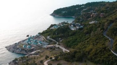 Phuket, Tayland 'daki villa ve sahil kulübü hava manzarası.