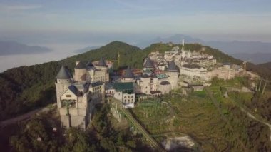 Bana Hills, Fransız köyü ve Orta Vietnam 'daki Altın Köprü