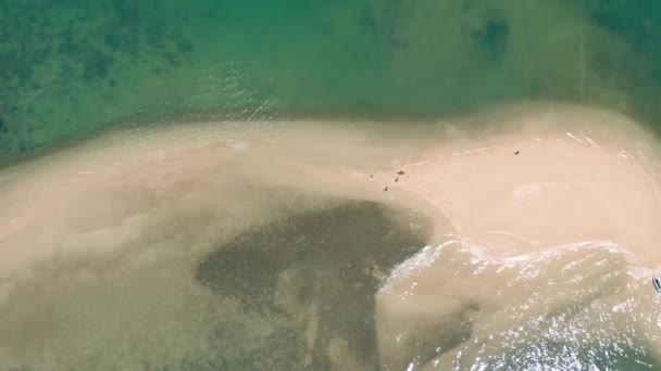 Wyspa plaża i jacht widok z lotu ptaka, Phuket, Tajlandia — Wideo stockowe