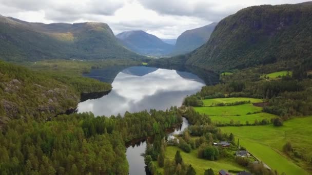 Geiranger fjord en Lovatnet meer luchtfoto in Noorwegen — Stockvideo