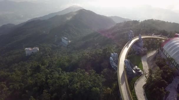 Bana Hills, französisches Dorf und Goldene Brücke in Zentralvietnam — Stockvideo