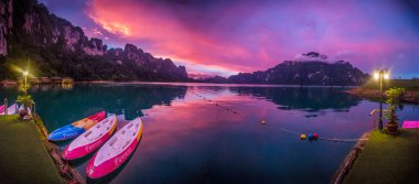 Tayland'da göl üzerinde yüzen kulübeden gün batımı sırasında Khao Sok Panorama
