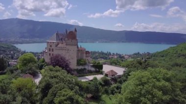 Fransa 'da Annecy gölü ve kale hava manzarası