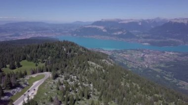 Fransa 'da Annecy gölü ve kale hava manzarası